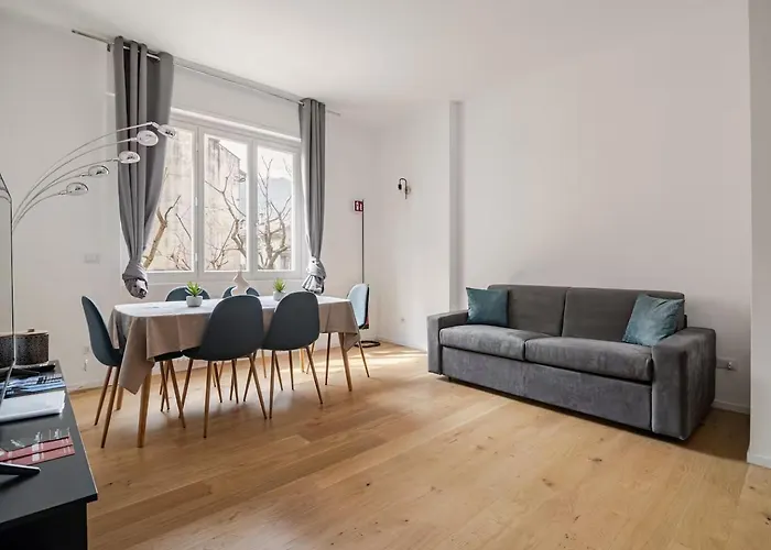 Luxury Spacious In The Heart Of 아파트 코모